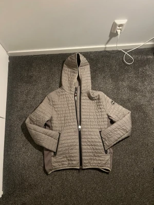 Colmar vind/vårjacka – fint skick - Säljer en stilren vind/vårjacka från Colmar. Jackan är i mycket fint skick utan skador. Perfekt som lätt jacka på våren eller svalare sommardagar.  • Storlek: S (46) • Nypris: ca 2399 kr • Skick: Väldigt bra  Säljes då den inte används. 