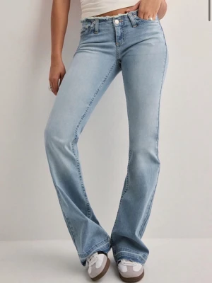 No waist bootcut jeans  - Säljer dessa no waist bootcut jeans från Nelly i storlek 36. Köptes i somras och användes bara en gång då jag tyckte de var lite väl lågmidjade. De blev lite slitna eftersom dom blev lite för långa i benen för mig som är 164cm. Men annars är dom i bra skick! 