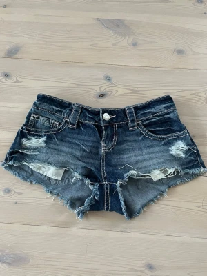Mörkblå slitna jeansshorts - Snygga mörkblå jeansshorts med slitna detaljer och fransig kant. Skit snygga och perfekta nu till sommaren 