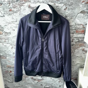  Oscar Jacobson cardigan - Mycket bra skick, inga defekter! Storlek S sitter som S och passar dig som är mellan 170-180cm ungefär. Nypris ca 3000kr. Modellen är 185 cm, 75kg. Passar bra nu till våren! Skriv för mer information!🤝 