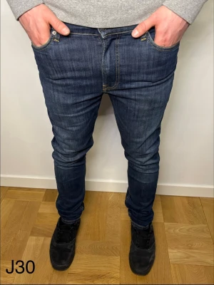 Tommy hilfiger Jeans  - Tommy Hilfiger mörkblå Jeans med storleken W30 L30. Passformen skinny Simon. Hör av er kring minsta fundering!