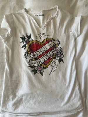 Vit t-shirt Zadig & Voltaire amp; hjärta - Helt  oanvänd Zadig & Voltaire T-shirt. Den är perfekt nu till sommaren och skriv om ni vill ha fler bilder eller har några frågor💞💞