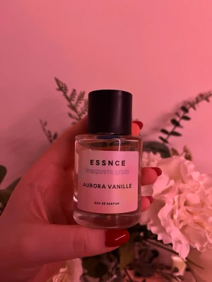 💗Essnce parfym💗 - Margareta Grääs ”Aurora vanille” limited edition parfym ifrån Essnce! 💗Skulle säga att den har en blommig och fräsch doft. 🌸 50ml oanvänd endast testad 1 gång! 💗