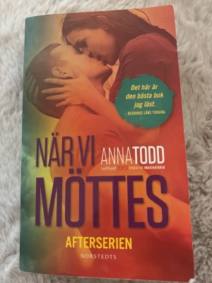 När vi möttes av Anna Todd - Säljer boken 'När vi möttes' av Anna Todd från Afterserien. Perfekt till dig som älskar ungdomskärlek och drama. Svensk text. 