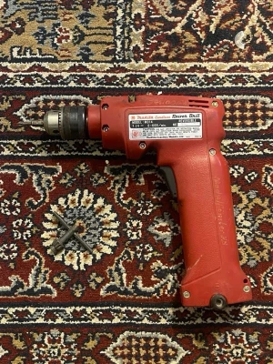 Röd Makita elektrisk borrmaskin - Kraftfull röd elektrisk borrmaskin från Makita, modell 6010D, med tydlig etikett och klassisk pistolform. Verktyget är tillverkat i plast och metall och levereras med en borrchucknyckel men inte batteriet. Perfekt för hemmafixaren som vill ha ett pålitligt verktyg.                        Finns i Malmö men kan även frakta!