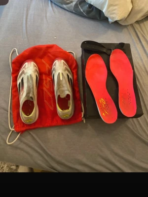 Adidas X Speedflow fotbollsskor - Addidas f50 skor elite. Strl 43 1/3. Du får med box, skruvdobb, vanliga dobbar och extra sulor. Pris 809