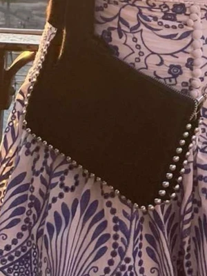 Populär västa ifrån Zara, svart kuvertväska med silverdetaljer - Snygg svart kuvertväska med silverfärgade kedjedetaljer runt kanterna och en matchande axelrem i metall. Väskan har en rektangulär form och dragkedja upptill. Perfekt accessoar för att lyfta din outfit. Väskan är snålt använd och i väldigt fint skick. 