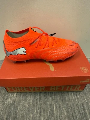 Puma fotbollsskor - Puma fotbollsskor som är i helt nyskick, köptes för 2799!!❣️