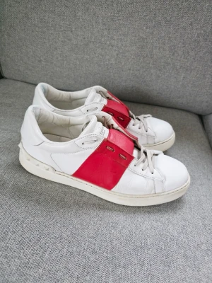 Valentino - Snygga vita sneakers från Valentino i storlek 44. De är I bra skick, endast skor medföljer. Hör av dig vid funeringar😊