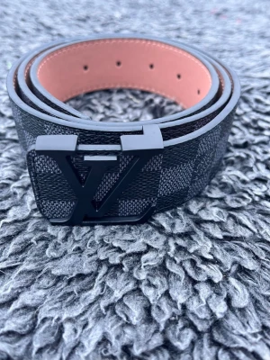 svart rutigt bälte - Tja, säljer ett riktigt fett L-V bälte i färgen svart, bältet är 110 cm. Skriv om du har några funderingar :)