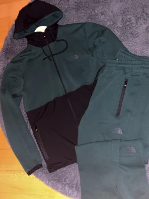 The North Face set med luvtröja & byxor - Paket pris 1499 storlek s byxorna sitter tajt 