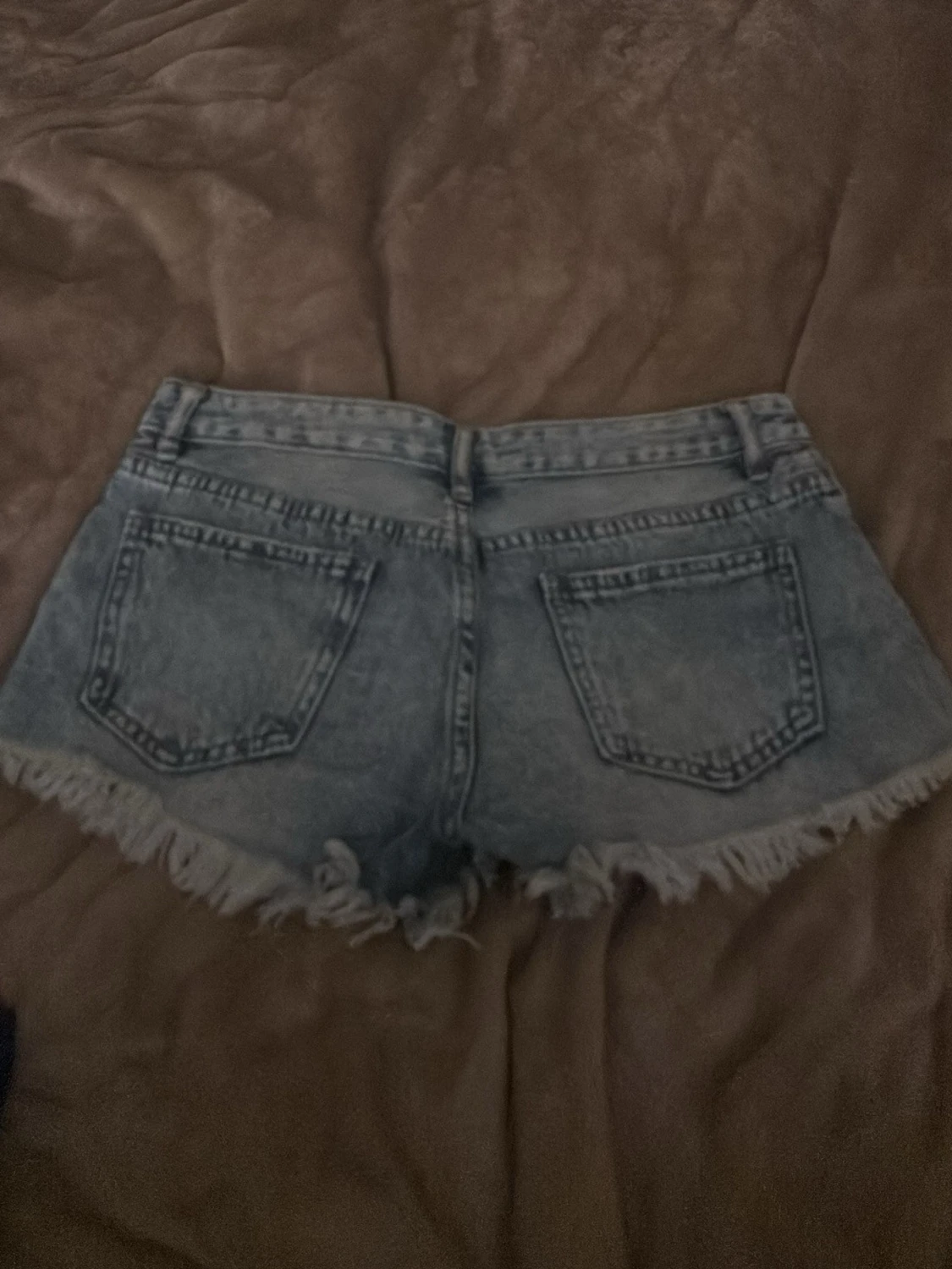 Blå jeansshorts med fransig kant