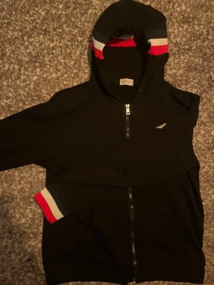 Moncler Zip Up Hoodie - Använd fåtal gånger i mycket bra skick ✔️, Passar som S/M ✔️, Skickas inom 1 dag 🚀, kontakta gärna för mer info ☺️