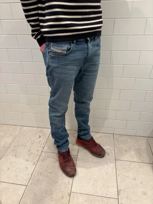 Diesel Jeans - Snygga blå slim fit jeans från Diesel för ett schysst pris. Hör gärna av er vid frågor angående pris eller liknande!