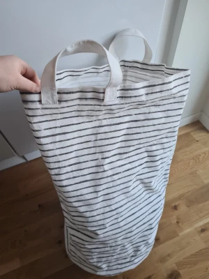 Randig tvättkorg Ikea - Randig, lite missfärgad i botten se bild!