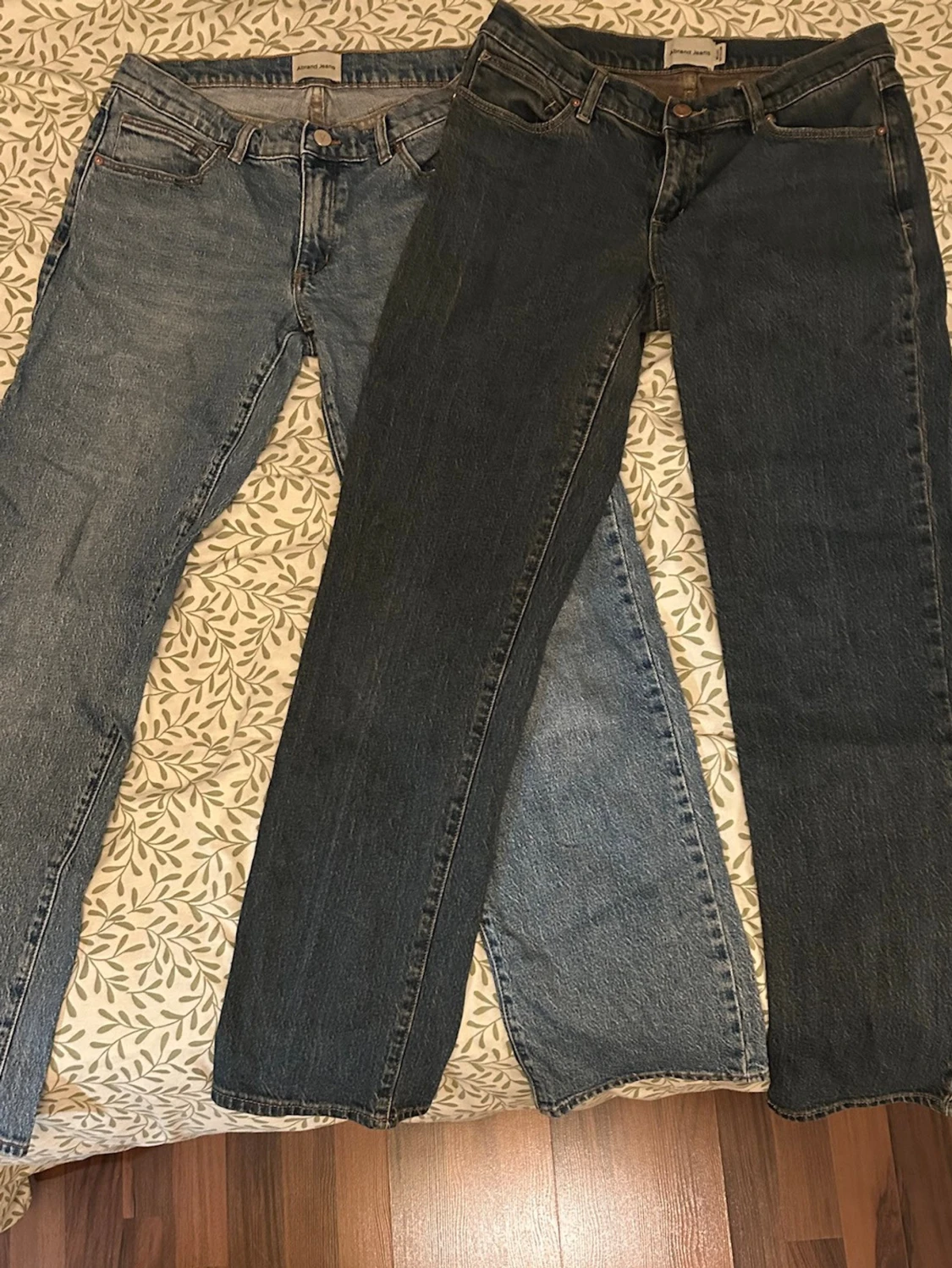Två par raka A-brand jeans i olika blå nyanser - 1