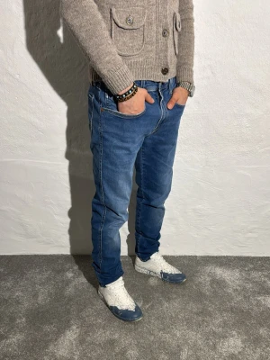 Replay jeans  - Ett par riktigt snygga jeans från Replay i storlek W33 L34 i modellen Anbbas hyperflex 