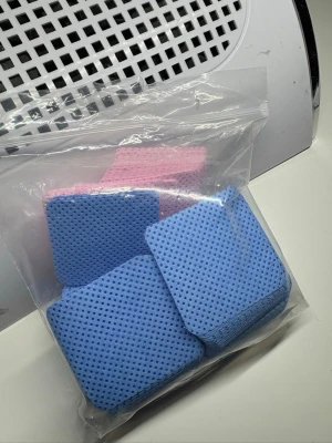 Nagel wipes  - Praktiska nagelservetter i blått och rosa, perfekta för att ta bort nagellack eller rengöra naglar vid manikyr. Tillverkade i mjukt, perforerat material som är skonsamt mot naglarna. Kommer i en återförslutningsbar plastpåse för enkel förvaring.