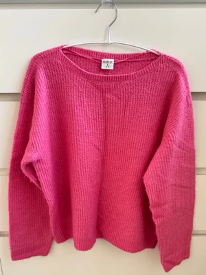 Rosa stickad tröja - Starkrosa stickad tröja i oversize modell 🩷 Supermysig och perfekt till jeans eller leggings.  Använd få gånger, mycket fint skick! Säljer pga för stor storlek
