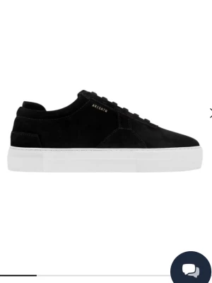 Svarta sneakers från Axel Arigato - Säljer ett par svarta skor som jag använde förra våren i ungefär 3 månader.💕storlek 39