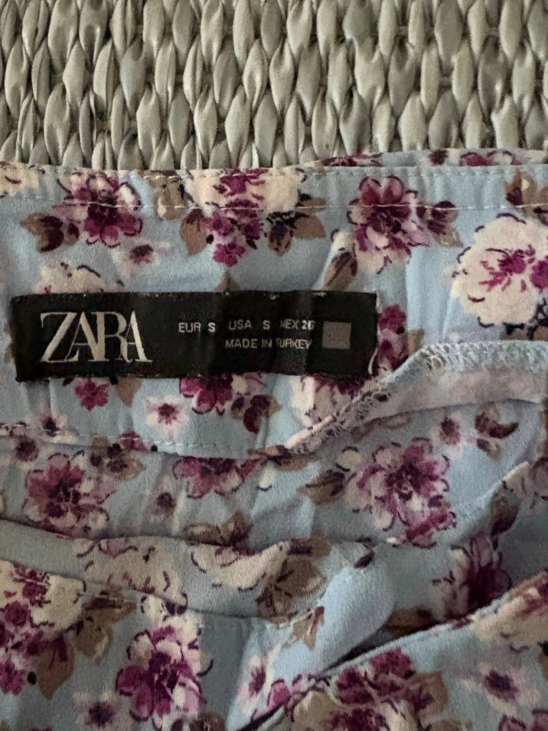 Blommig volangkjol i ljusblått - 2