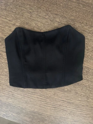 Svart och populär topp från NAKD - Populär topp från NAKD. Använd fåtal gånger, fint skick! Kom gärna med prisförslag!🫶🏻