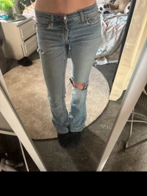 Ljusblå slitna jeans från Perfect Jeans - Jättefina jeans med egna hål