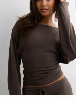 Nelly tröja - En supersnygg och väldigt populär tröja från nelly. Den är i storlek M, och den är endast testad. Säljer den då jag inte tror att den kommer komma till användning ! 🥰 Nypris är 299kr