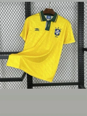 Brasilien fotbollströja Umbro - Klassisk gul fotbollströja från Umbro med Brasilien-emblem på bröstet. Tröjan har gröna detaljer på kragen och knappar, samt diskret mönster i tyget. Perfekt för dig som älskar fotboll och vill representera Brasilien.  Finns i olika storlekar!!! Pris kan diskuteras!!!