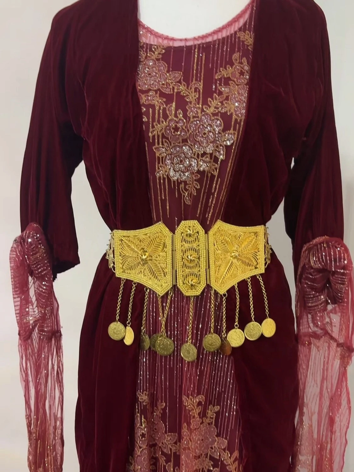 Vinröd långklänning med guldbälte - 1