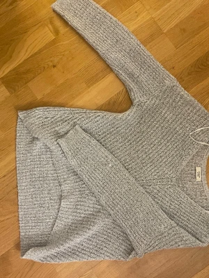 Stickad tröja  - Stickad tröja köpt från Nelly. Storlek S. Jag har använt den som off shoulder på ena axeln. 