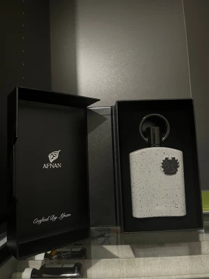 Afnan Supremacy Collectors edition - Unik parfym från Afnan i en gråspräcklig, rektangulär flaska med svart lock och en dekorativ svart emblem på framsidan. Flaskan har en modern och stilren design och levereras i en elegant svart presentförpackning. 85 utav 100 ml kvar, skrapad på baksidan som visar saften.