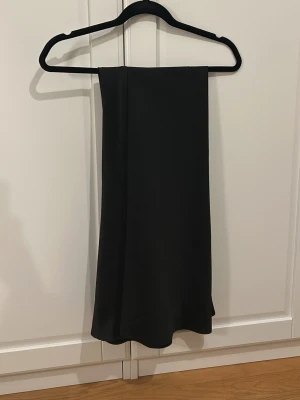 Svart långkjol i satin från Neo Noir - Svart stilren satinkjol från Neo Noir🥰