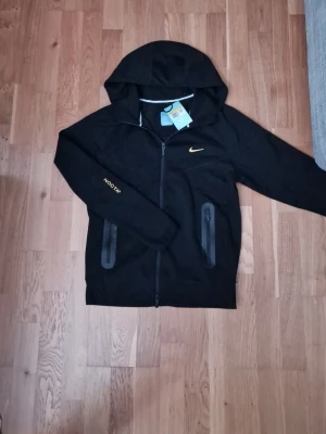 Nocta tech - Pris kan diskuteras. Passar som M med men är S.  Bara överdelen. Den var köpt för ca 2500 i danmark. Användt 2 gånger.