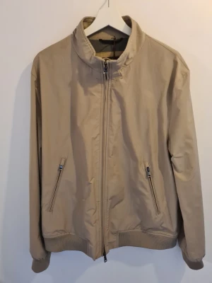 Oscar Jacobson bomberjacka  - Oanvänd med prislapp kvar, nypris 2999kr. Storlek 52