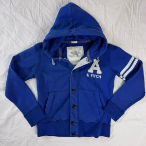 Blå kofta från Abercrombie & Fitch - Säljer nu en Abercrombie and Fitch Kofta👕                                                              Storlek: S, Skick: 9/10, Skriv vid minsta fråga, Fraktar alltid inom 24h efter köp📦