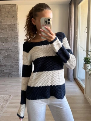 Randig stickad tröja i mörkblå och beige - Mörkblå och vit randig stickad tröja. Sitter som en s! 💕
