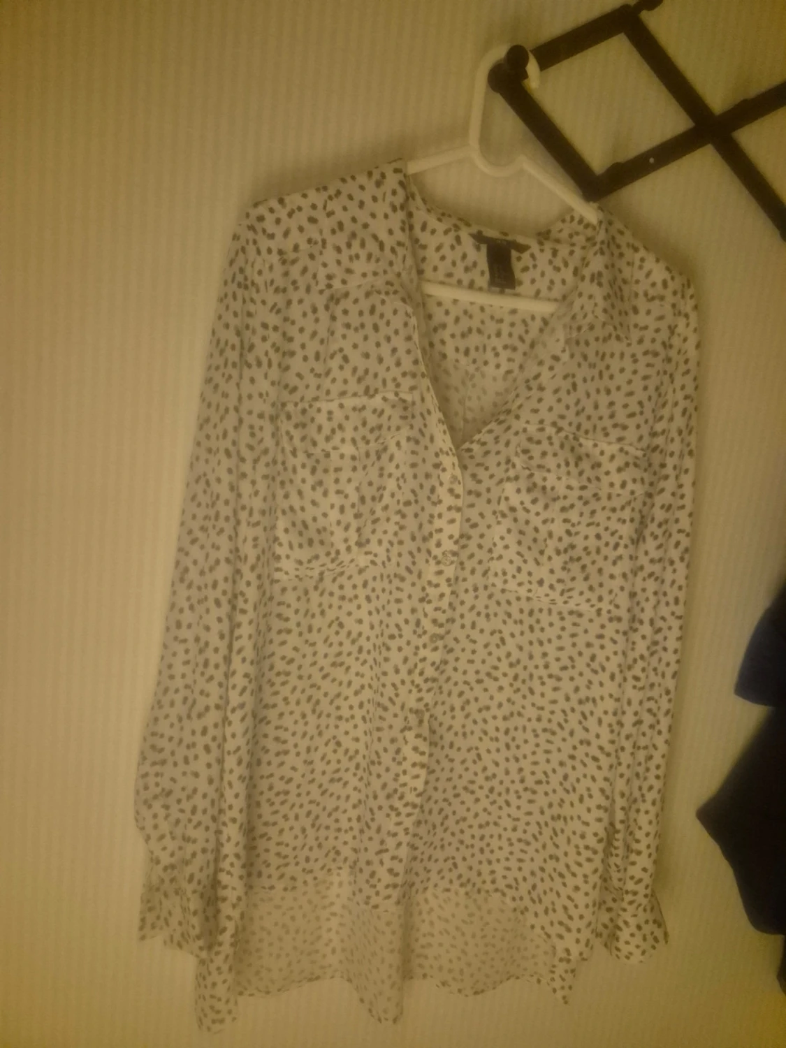 Vit blus med svarta prickar H&M - 1