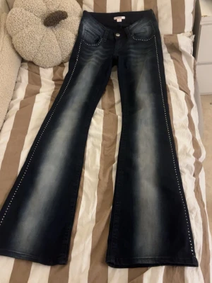 Oanvända kvarg jeans - Snygga mörkblå kvarg jeans med detaljer på sidorna som är helt oanvända. De är i storlek S och i helt nytt skick! Jag är öppen för alla frågor, även prissänkningar💕