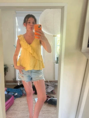 Gul blus - Från Zara!! Strl XS, 75kr