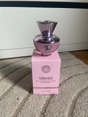 Versace Dylan Blush Pink parfym 50 ml - Versace Dylan Blush Pink pour femme är en elegant parfym i en lyxig, ljusrosa flaska med silverdetaljer och Versaces ikoniska Medusa-logga. Doften kommer i en snygg rosa kartong och flaskan har en unik, rundad form som känns exklusiv och modern. Helt ny endast luktat på den❤️Köpte för 1300kr förra månaden