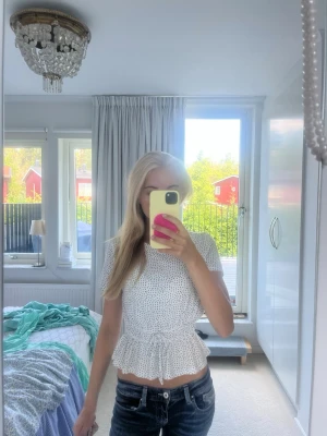 Prickig topp - Säljer denna prickiga topp från Zara som är slutsåld. Nytt skick. Kan tänka mig att gå ner i pris