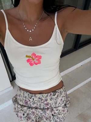 Linne med påsydd patch XS - Fint linne med påsydd patch som jag har sytt på 🌸 går att köpa i annan storlek vid förfrågan innan köpet ☺️