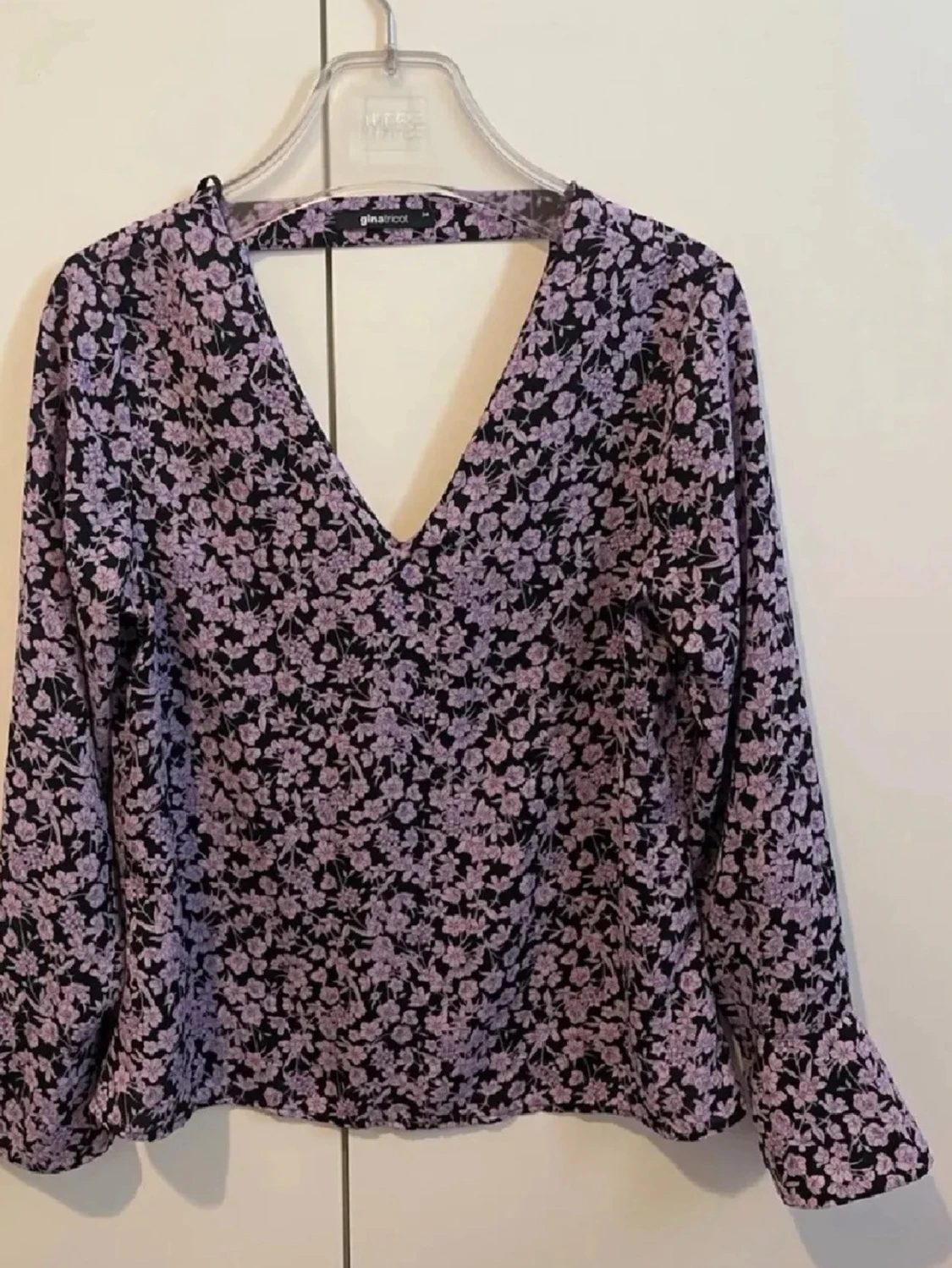 Lila blommig blus från Gina Tricot