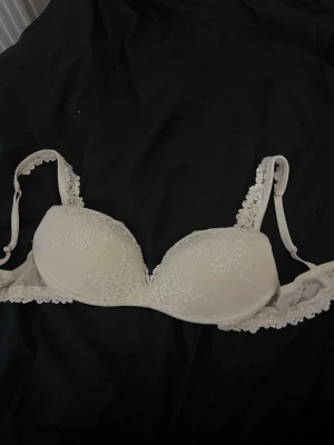 Vit spets-bh med vadderade kupor - Jättefin bh från intimissimi, som ny