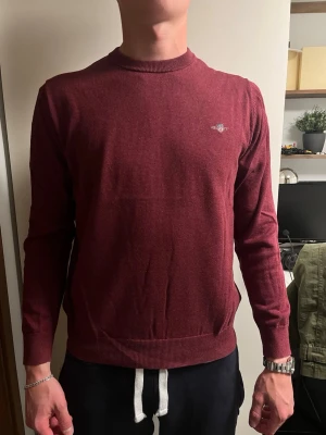 Gant tröja - Vinröd tunn stickad tröja från Gant. Knappt använd, nyskick