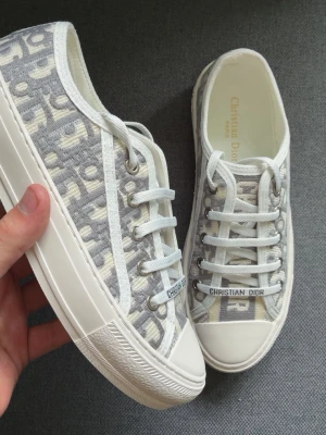 Dam sneakers - Box och tillbehör följer med! 🔥