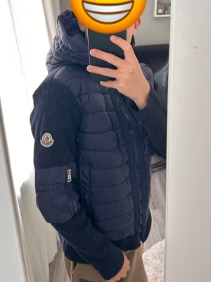 Moncler Cardigan – Navy Blue – Storlek S/M – Mycket fint skick - Säljer en stilren och exklusiv Moncler cardigan i färgen Navy Blue. Cardiganen är i mycket fint skick och passar perfekt till både vardag och finare tillfällen. Den klassiska Moncler-loggan sitter på ärmen och jackan håller hög kvalitet.  Information:  * Märke: Moncler * Färg: Navy Blue * Storlek: S/M * Skick: Mycket fint skick, inga hål eller fläckar  Säljes då den inte längre används.  Pris: 4 800 kr  Finns i Stockholm. 