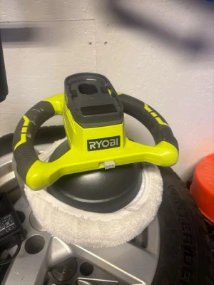 Ryobi polermaskin  - En batteridriven polermaskin från Ryobi i gul och svart plast. Den är använd några få gånger, batteri och laddare medföljer:)