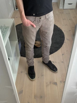 Dondup Jeans George  - Dondup Jeans George! Trendigaste jeansen på marknaden. Ny pris= 4000 kr Säljs för= 799 kr
